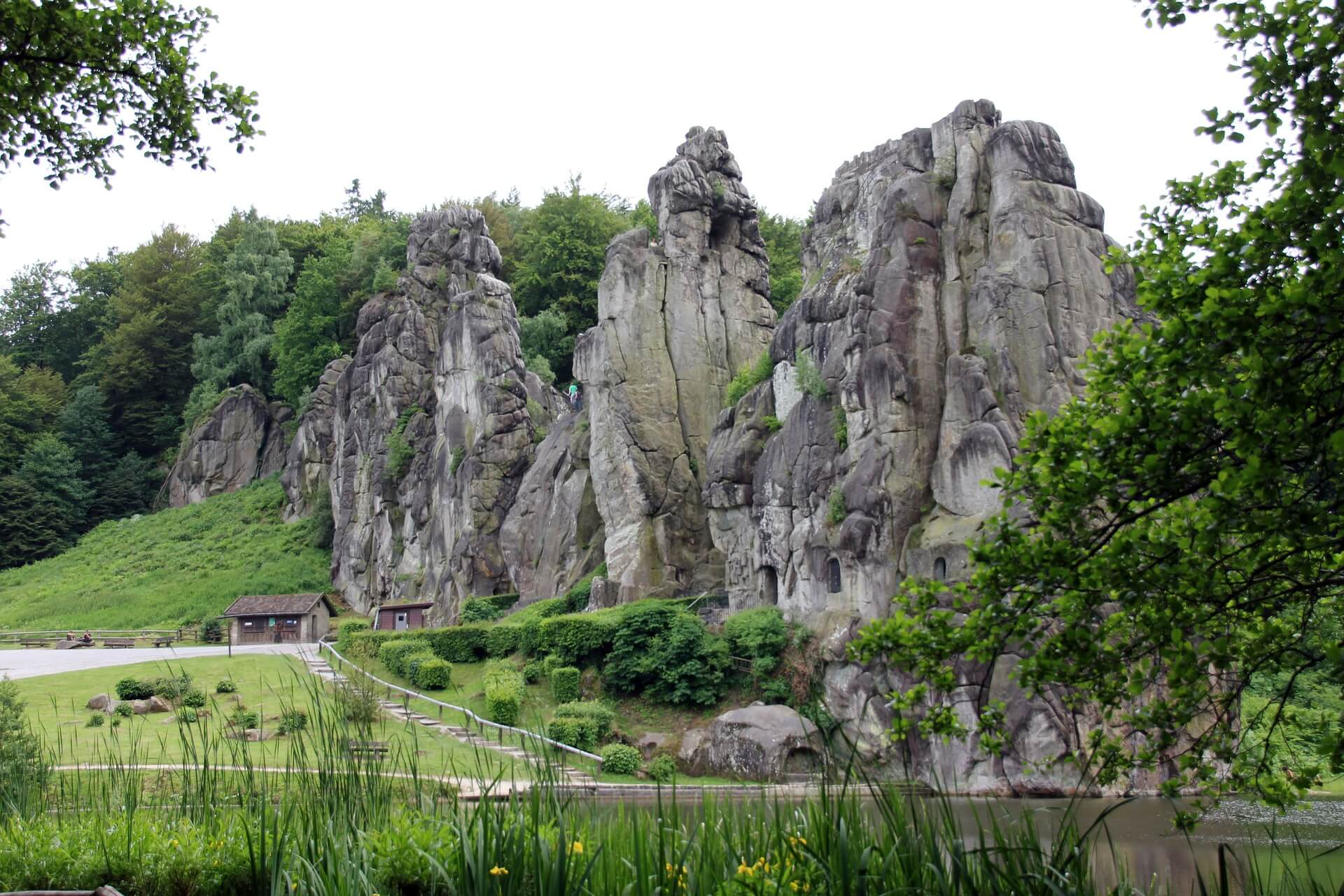 Die Externsteine sind eine uralte Felsformation in der Nähe von Paderborn und Detmold. Ihr Ursprung ist unklar, aber Wissenschaftler vermuten, dass Wasser dem Sandstein seine markante Form gegeben hat. Um die Natursehenswürdigkeit zu besuchen, parken wir im nahegelegenen Dorf Holzhausen-Externsteine und wandern etwa eine Viertelstunde durch den Wald. 