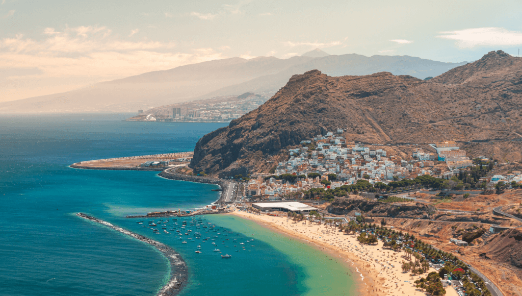Urlaub im Oktober geht auf Teneriffa besonders gut, denn die Kanareninsel lockt mit sonnigem Wetter, dem tollen Strand Playa de las Teresitas und wunderschöner Landschaft. © Pixabay.com