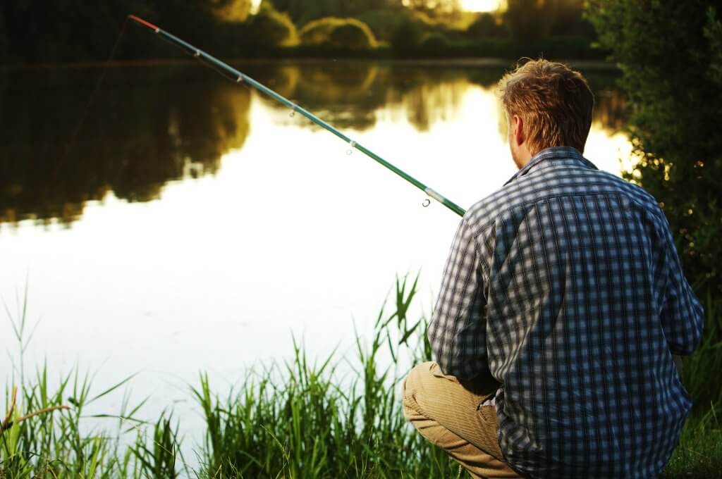 Ein Angler ist zum Angeln in Deutschland an den Bodensee gefahren. Er sitzt in den Abendstunden am Ufer des Bodensees und angelt ein Felchen. Diese Fischart wird auch als Maräne bezeichnet.
