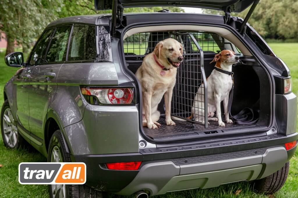 Ist der Hund mit einem Kofferraum-Trenngitter von Travall gesichert, kann er nicht nach vorn klettern und den Fahrer ablenken. Außerdem müssen Hundehalter die Vorschriften zur Ladungssicherung einhalten und daher entweder ein Hundegitter oder eine Hundebox für ihre Vierbeiner nutzen.