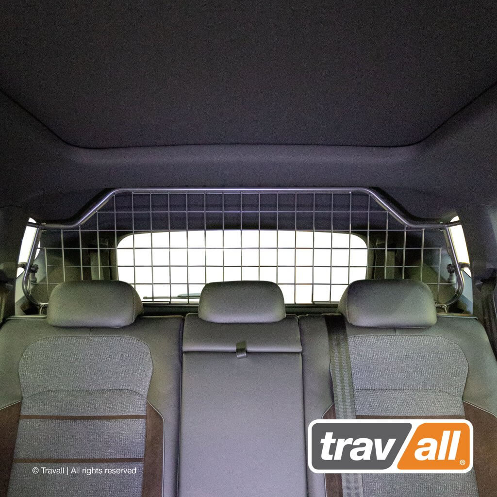 Das Hundegitter für SEAT Tarraco kann mit wenigen Handgriffen nachgerüstet werden. Es erhöht die Sicherheit im Auto und hält den Hund im Kofferraum.