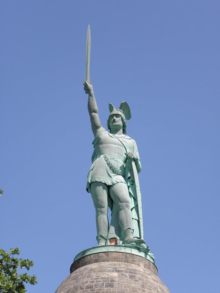 Das Hermannsdenkmal in der Nähe von Detmold gilt mit seinen 53 Metern als höchste Statue Deutschlands. © Pixabay.com