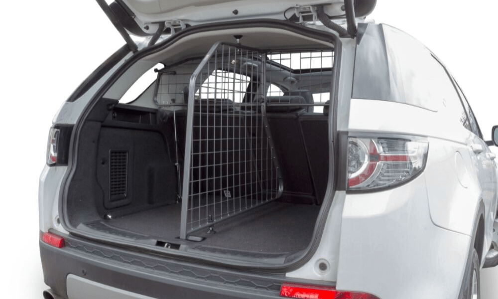 Der Land Rover Discovery Sport ist mit einem passgenauen Hundegitter, Trenngitter und einer Kofferraumwanne ausgestattet. So wird er zu einem der besten Autos für Hundebesitzer.