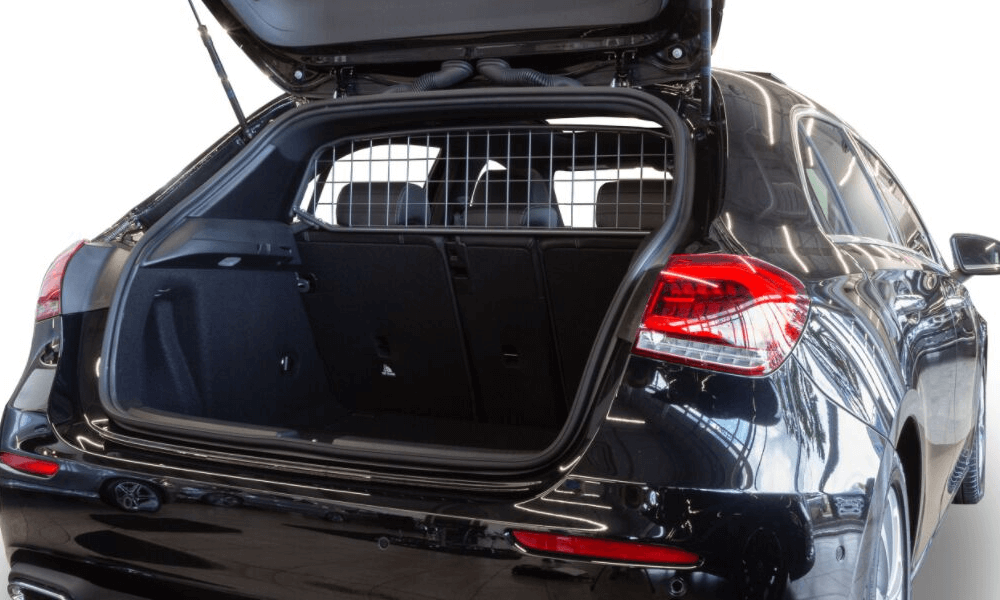 Der Travall Guard ist ein maßgefertigtes Hundegitter, das perfekt in die Mercedes A-Klasse 2018 und 2019 passt. Blickt man von hinten in den Kofferraum, wird deutlich, dass das Gitter nach den genauen Maßen des Fahrzeugs gefertigt wird.