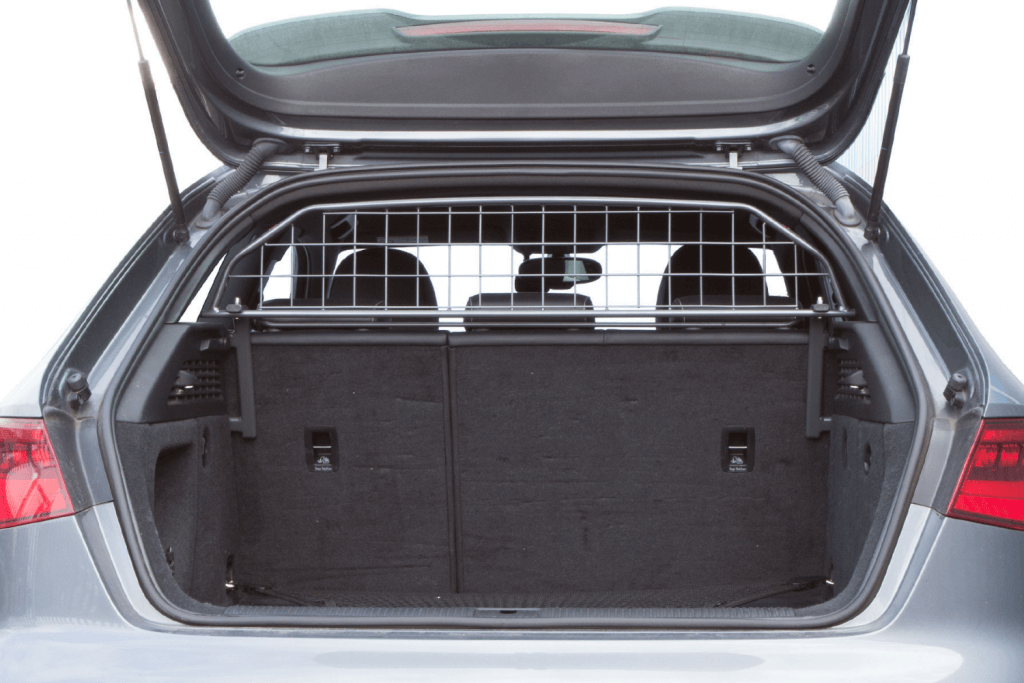 Der Audi A3 Wiki Eintrag sagt leider nichts über Zubehör aus, dafür tun wir das jetzt: Travall bietet ein maßgefertigtes Hundegitter für Audi A3, Audi A3 Sportback und Audi S3. Das Trenngitter wird ohne Bohren montiert und sichert Hunde und Ladung im Kofferraum.