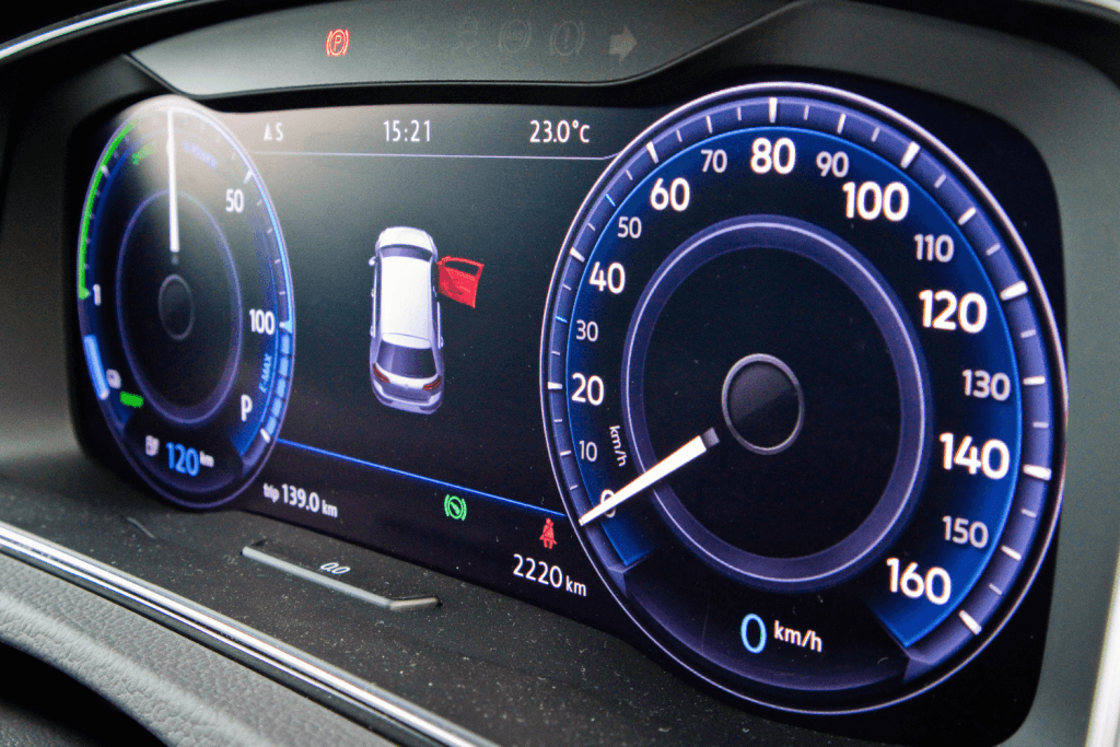Im E-Golf kann das Display so eingestellt werden, wie der Fahrer es möchte. Er kann zwischen den Optionen Classic, Verbrauch & Reichweite, Effizienz, Leistung & Fahrassistenz und Navigation wählen. 