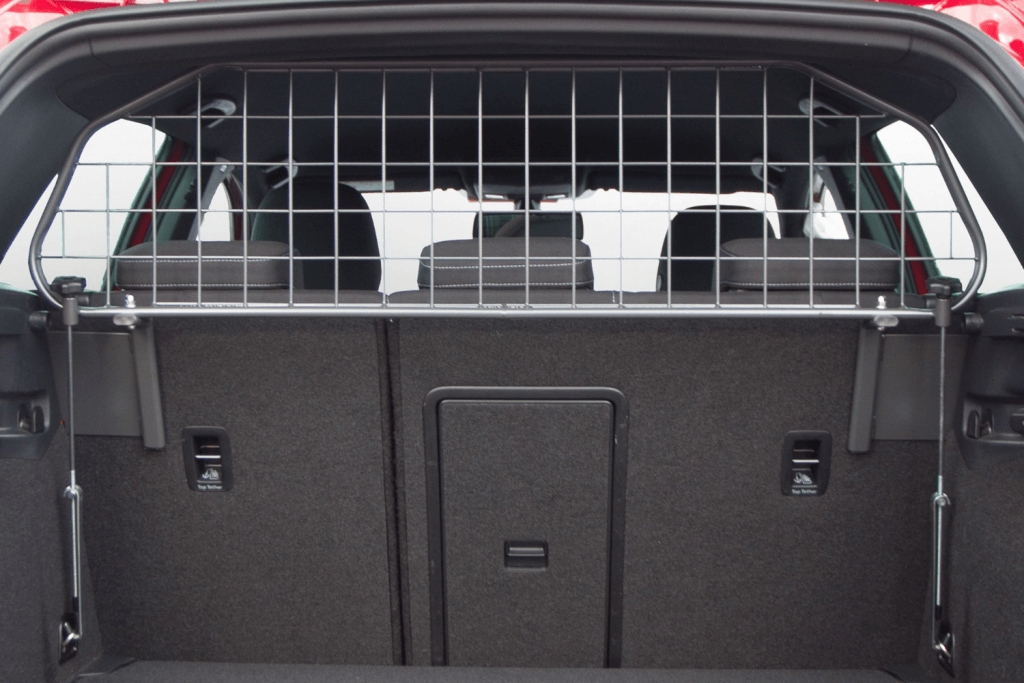 Mit einem Trenngitter von Travall schafft man in seinem VW E-Golf mehr Sicherheit, denn das Gitter hält Ladung beziehungsweise alle Arten von Gepäck davon ab, bei einer Vollbremsung nach vorn durch das Pendlerauto geschleudert zu werden. 