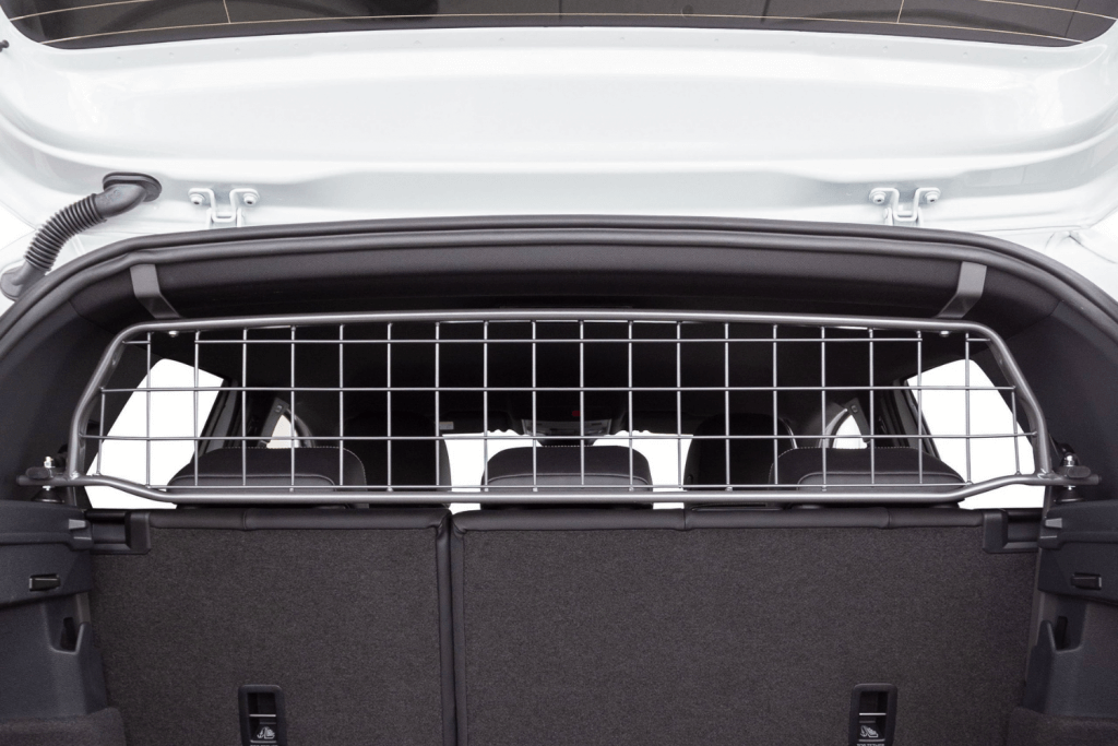 Das Travall Guard Hundegitter für Volkswagen T-Cross wurde speziell für den SUV von VW gebaut und passt deshalb perfekt. Es hält den Hund im Kofferraum und kann auch zur Ladungssicherung genutzt werden.