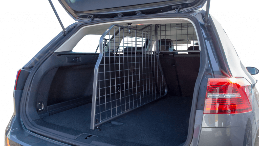 Der Volkswagen Passat Kombi ist mit einem passgenauen Hundegitter, Trenngitter und einer Kofferraumwanne ausgestattet. So wird er zu einem der besten Autos für Hundebesitzer.