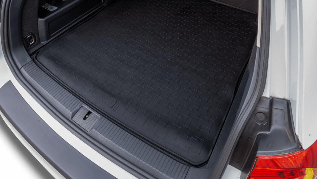 Im VW Passat Kombi wurden eine Kofferraumwanne sowie einen Ladekantenschutz nachgerüstet. Mit diesen Zubehörteilen von Travall verhindert der Hundebesitzer Tierhaare, Flecken und Kratzer am Auto.