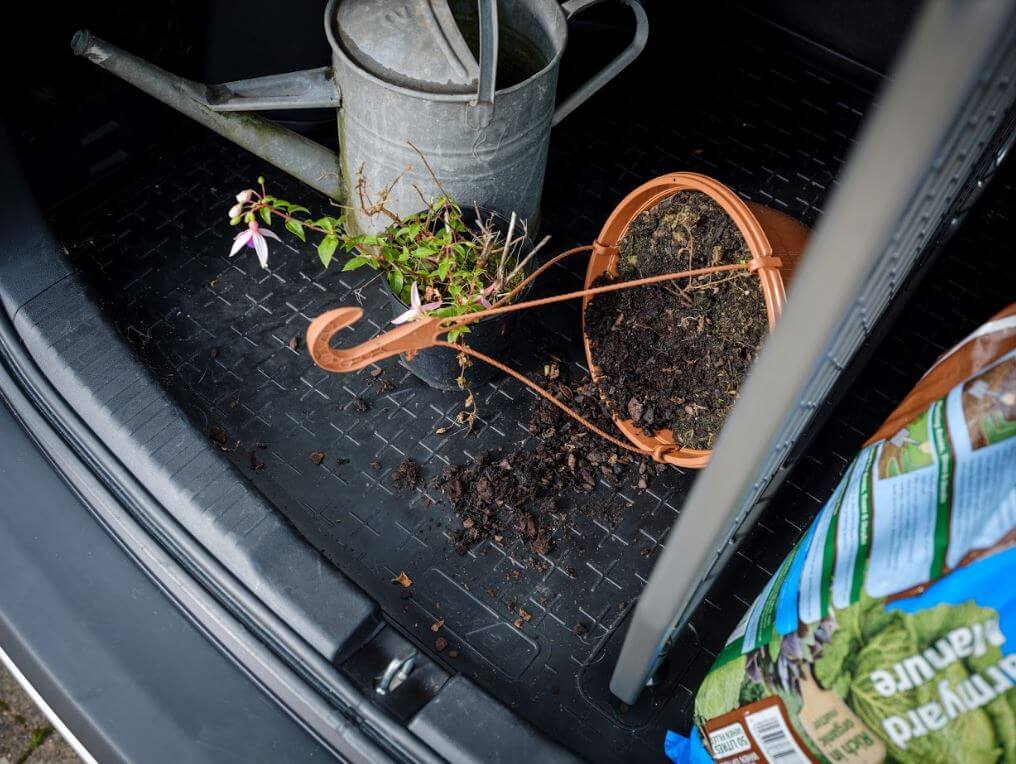 Die Kofferraumwanne für das Auto ist für alle das richtige Zubehör, die den Garten in Form bringen möchten. Schmutz, Erde und Wasser werden zuverlässig auf der Matte gehalten, damit das Auto sauber bleibt.