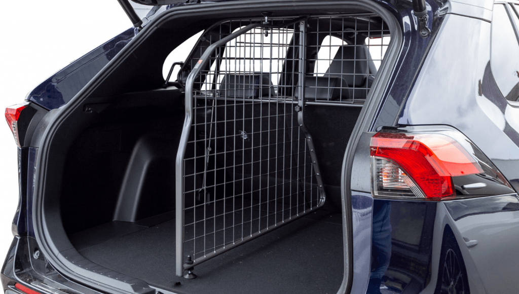 Mit einem fahrzeugspezifischen Trenngitter-Set von Travall stattet ihr euren Toyota RAV4 für verschiedenste Zwecke optimal aus. Der Kofferraum wird effizient aufgeteilt und der Hund wird im Auto gesichert. © Travall
