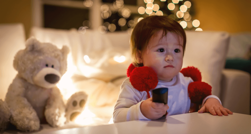 Wenn die Eltern an Heiligabend viel zu tun haben, können die Kinder einen Weihnachtsfilm im Fernsehen gucken. Das verkürzt das Warten aufs Christkind.