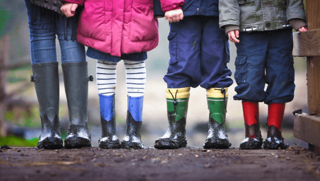 Bei schlechtem Wetter kann man trotzdem an die frische Luft gehen, man braucht nur die richtige Kleidung. Für Kinder sind Gummistiefel bei Regenwetter ideal.