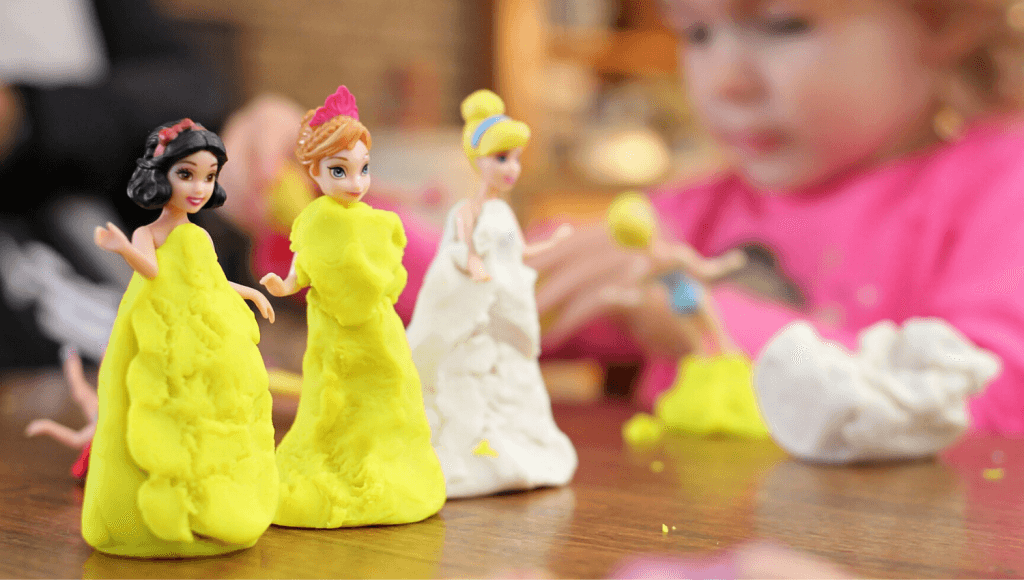 Knete selbermachen mit Kindern macht Spaß und man kann die Knete dann dafür verwenden, Prinzessinenkleider zu formen.