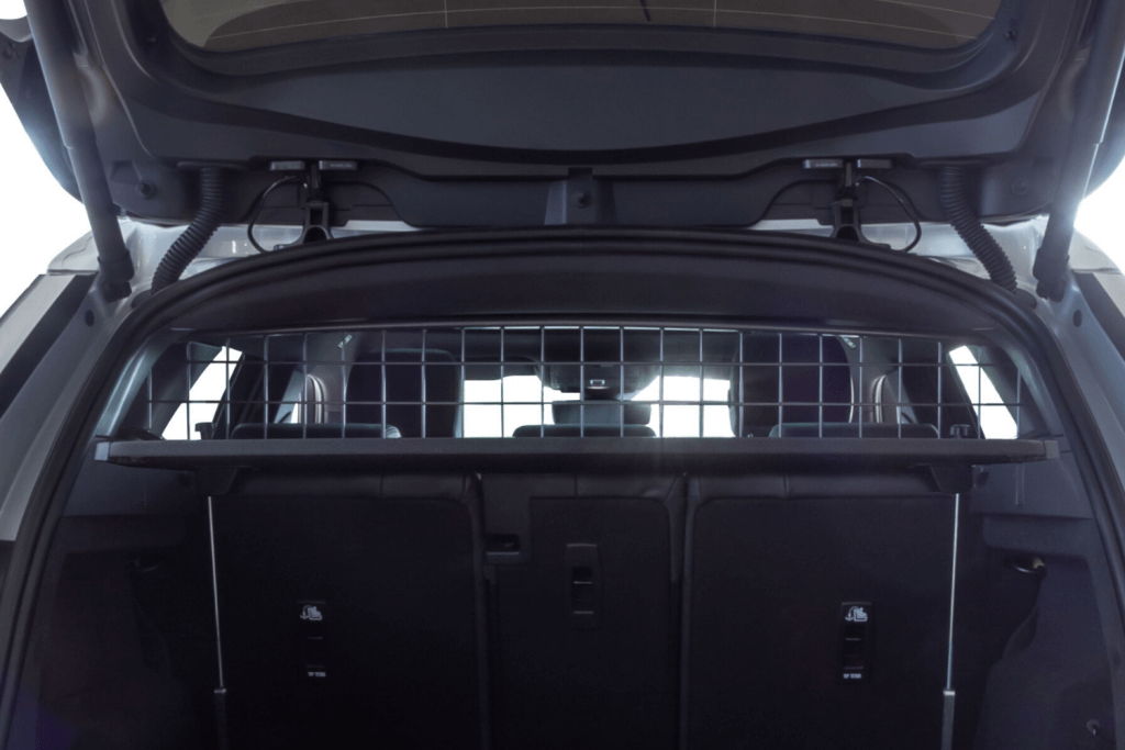Ein Trenngitter für Range Rover Evoque macht das Auto vielseitiger, denn man kann nun einen Hund oder auch Gegenstände sicher im Kofferraum transportieren. © Travall
