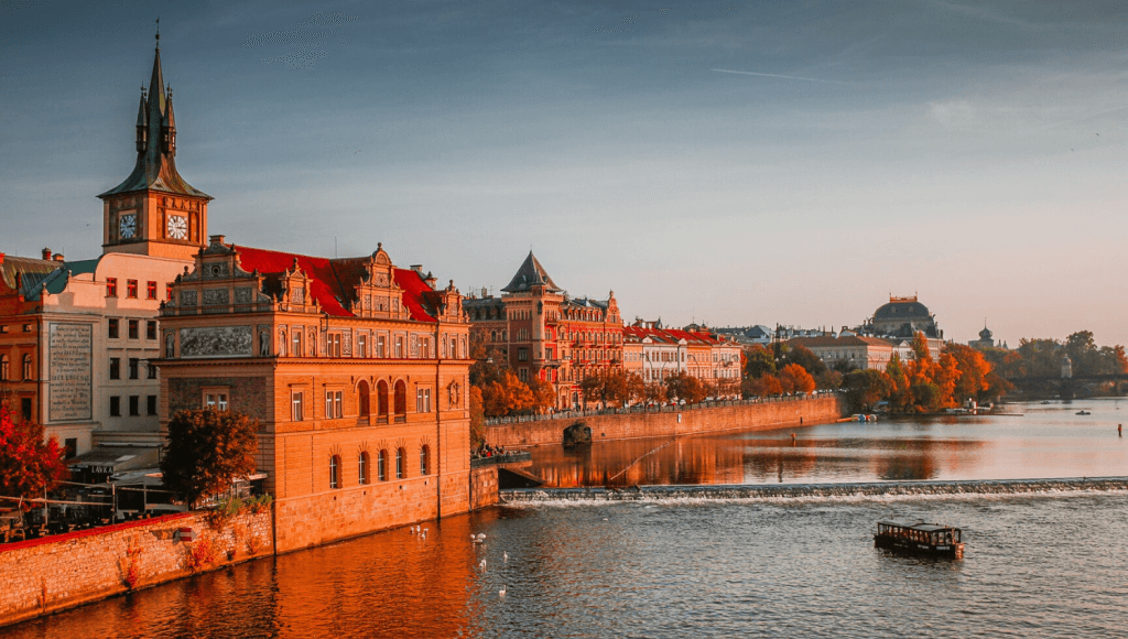 Prag wird auch goldene Stadt genannt, denn die Stadt erleuchtet in einem ganz besonderen Licht. © Unsplash.com