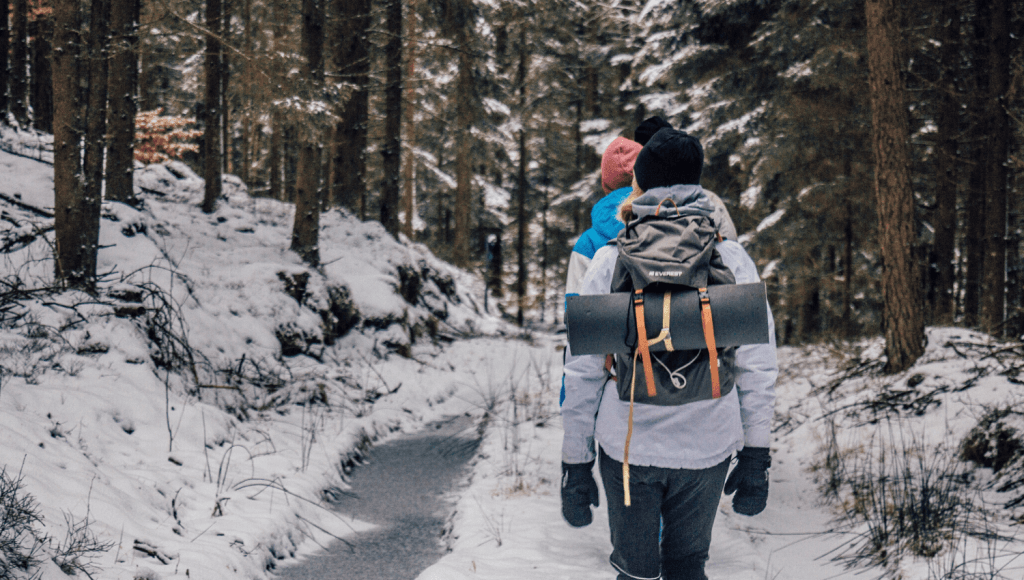 Winteraktivitäten im Wald machen Jung und Alt Spaß. Wenn es nicht regnet oder schneit, bietet sich zum Beispiel eine Wanderung im Wald an. © Pexels.com