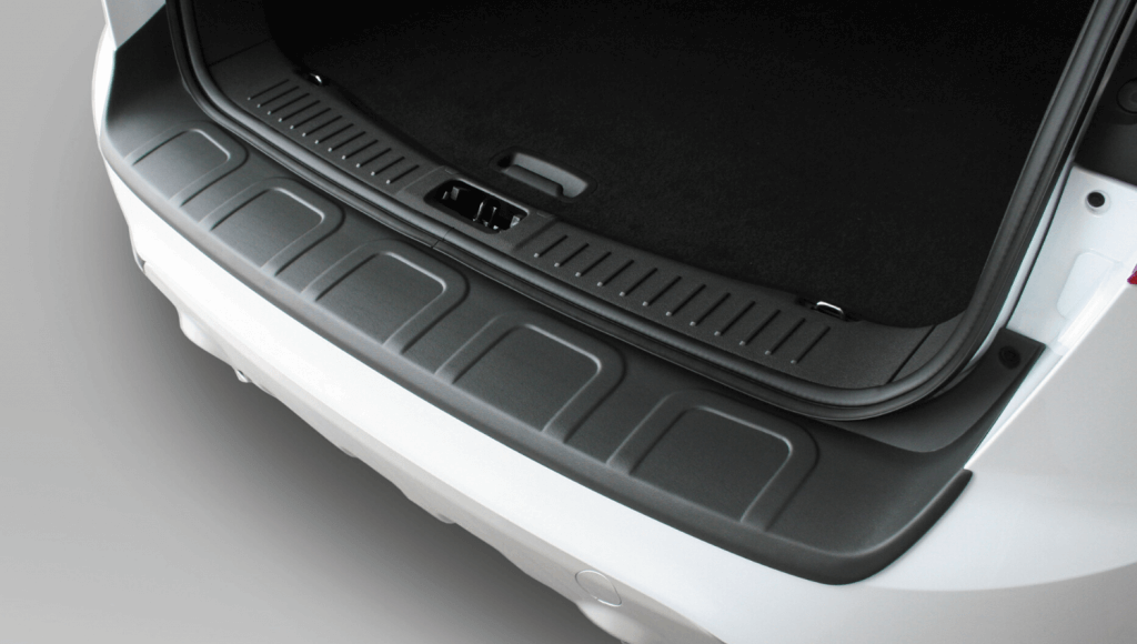 Ein Ladekantenschutz aus Kunststoff ist extrem stabil und schützt das Auto vor Schlägen, Dellen und Kratzern.© Travall