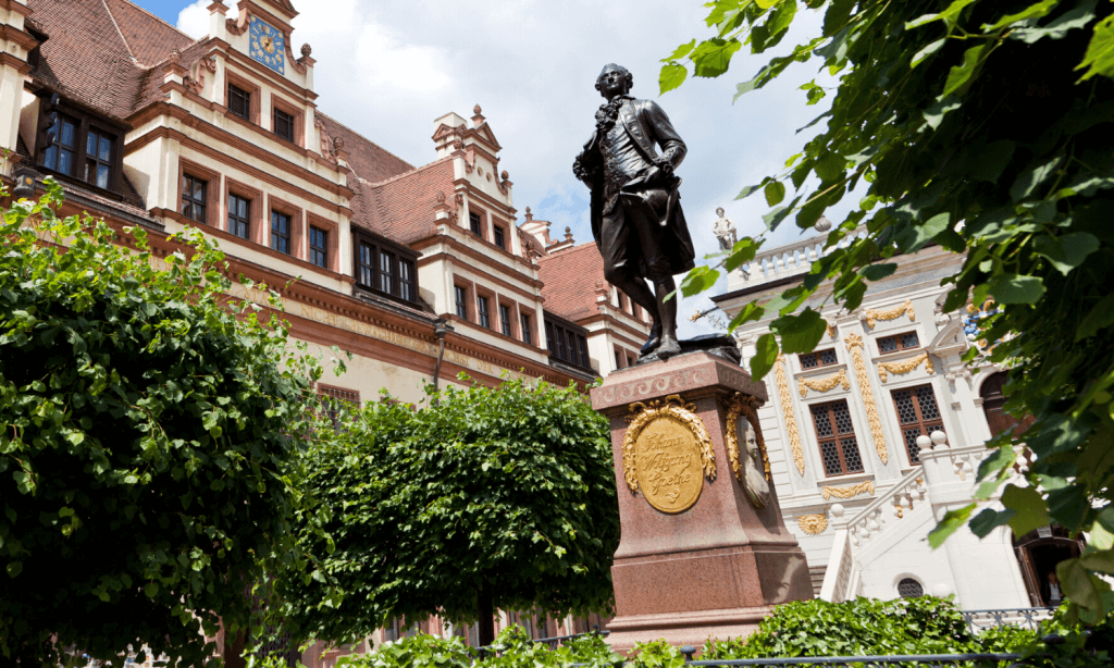 Das Goethe-Denkmal befindet sich am Leipziger Naschmarkt. Ein Besuch darf bei Städtereisen nach Leipzig und Umgebung nicht fehlen. © iStock.com