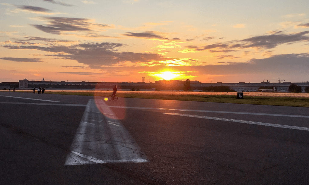 Über dem Flughafen Tempelhof geht die Sonne auf. Wer Städtereisen nach Berlin plant, sollte sich dieses Highlight nicht entgehen lassen. © iStock.com