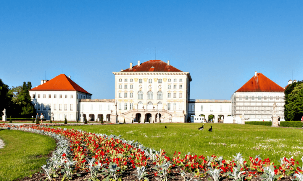 Das Schloss Nymphenburg liegt im Westen Münchens. Die Anlage aus Gebäuden und Park lohnt sich für alle, die sich für Kultur und Geschichte interessieren. © Unsplash.com