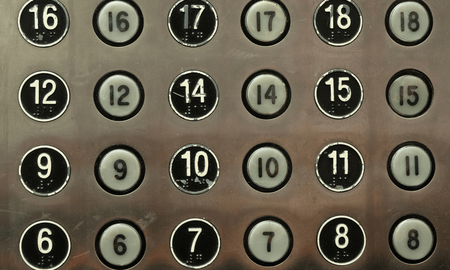 Aufgrund von Aberglaube fehlt in einem Gebäude der 13. Stock. Daher findet man im Aufzug auch keinen Knopf mit der Nummer 13. © iStock.com