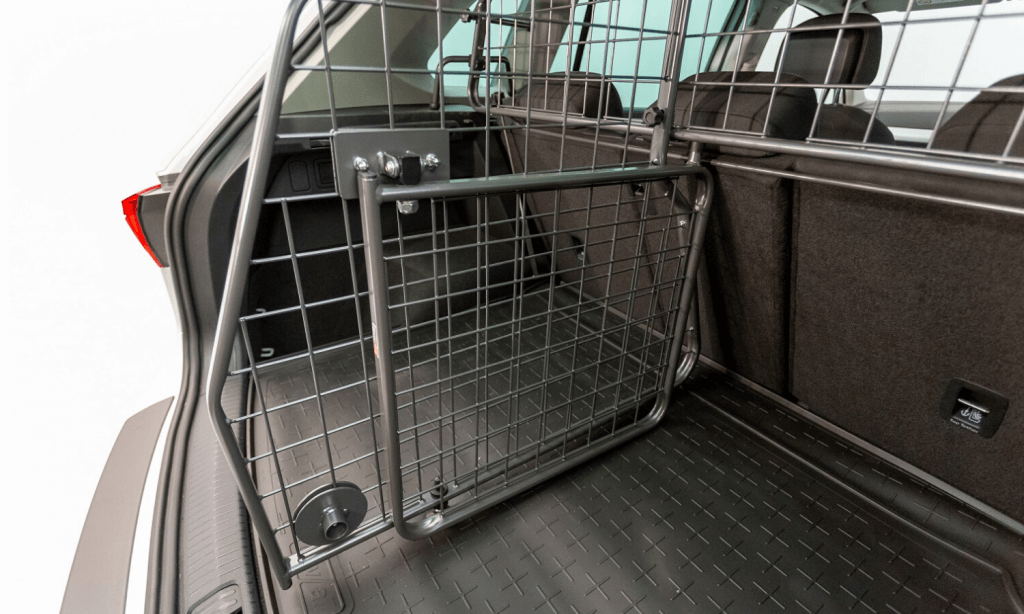 Im Kofferraum wird Platz für Ladung geschaffen, indem das TravallTailgate Heckgitter platzsparend zur Seite geklappt wird. © Travall