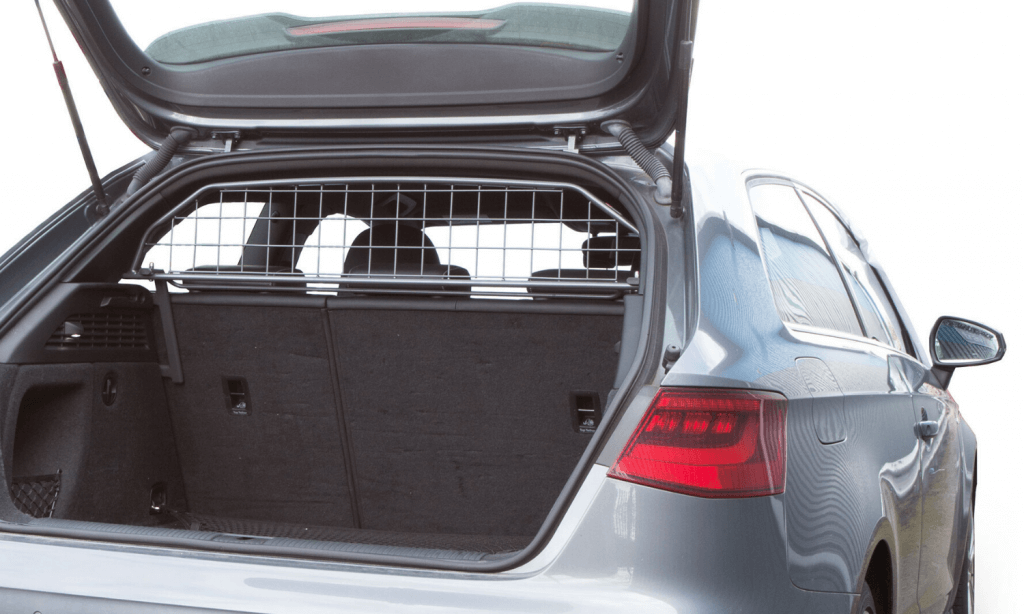 Wer ein E-Auto wie zum Beispiel Audi A3 e-tron, VW E-Golf oder Jaguar I-Pace fährt, kann bei Travall das passende Hundegitter kaufen. © Travall