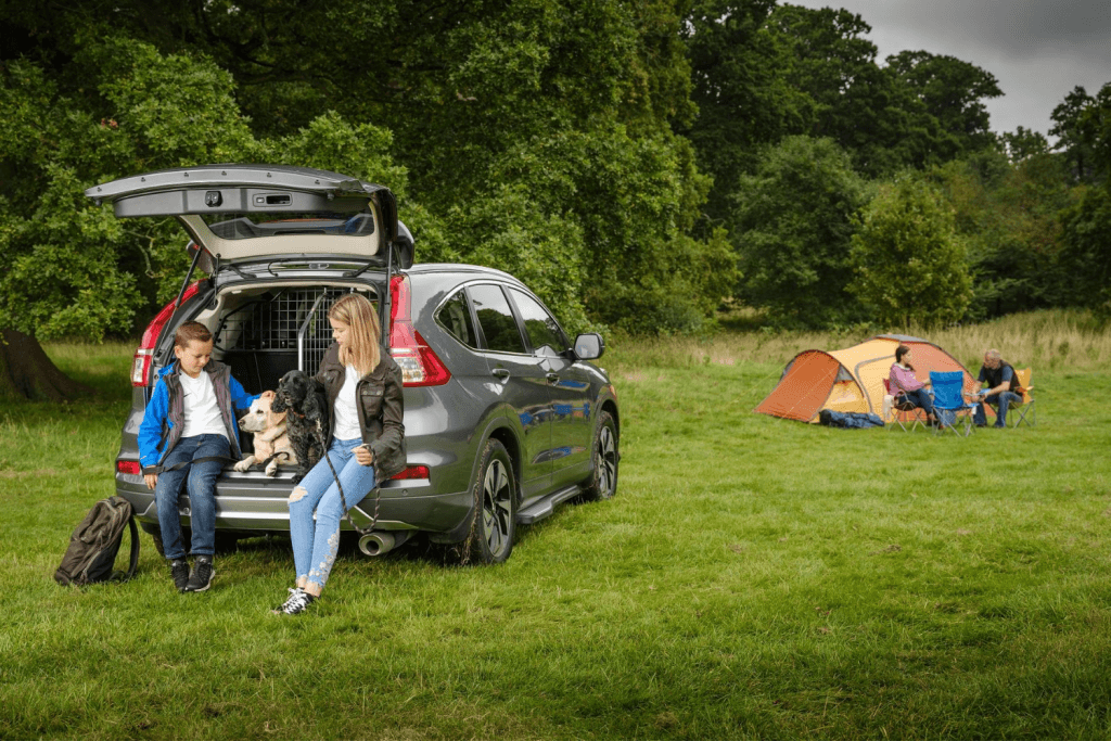 Dank der stabilen Trennung zwischen Heck und Personen im Fahrzeug kann man alles, was man zum Camping mitnehmen möchte, höher stapeln. Und der Hund wird vom Gepäck getrennt. © Travall