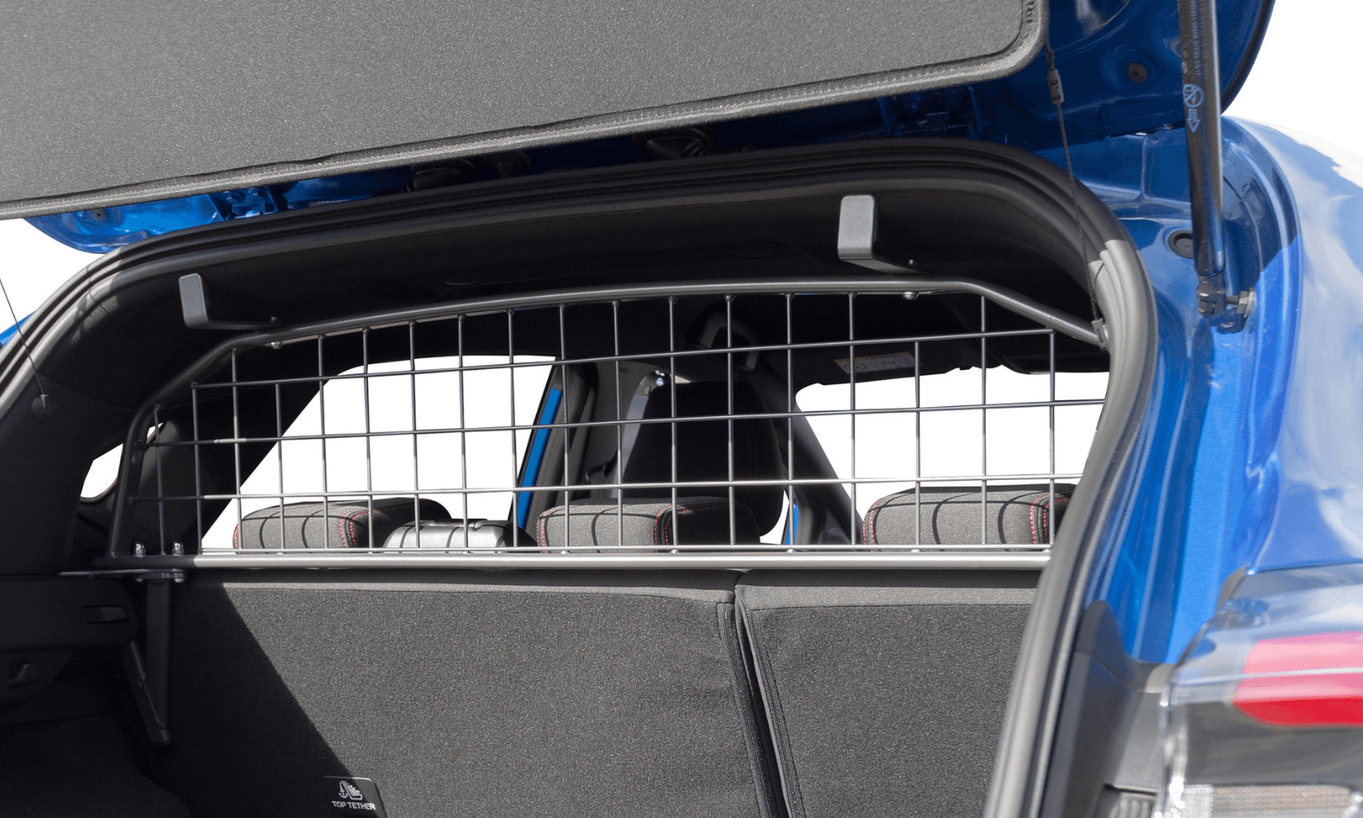 Travall hat ein passendes Hundegitter für den Ford Puma im Sortiment. Die Teilenummer lautet TDG1665. Auf dem Bild ist das Gitter in einem blaune Fahrzeug eigebaut zu sehen. © Travall