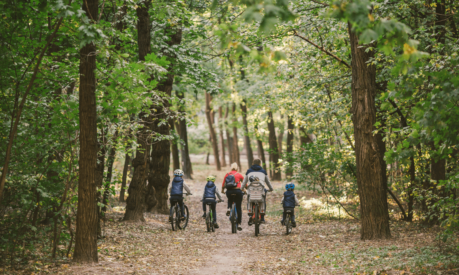 Neue Hobbies für Kinder gesucht? Wie wäre es mit radfahren oder mountainbiken im Wald? © iStock.com