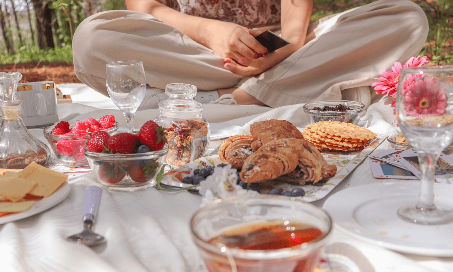 Wer etwas Süßes zum Picknick reichen möchte, könnte zum Beispiel Erdbeeren, Croissants oder Waffeln anbieten. © Unsplash.com