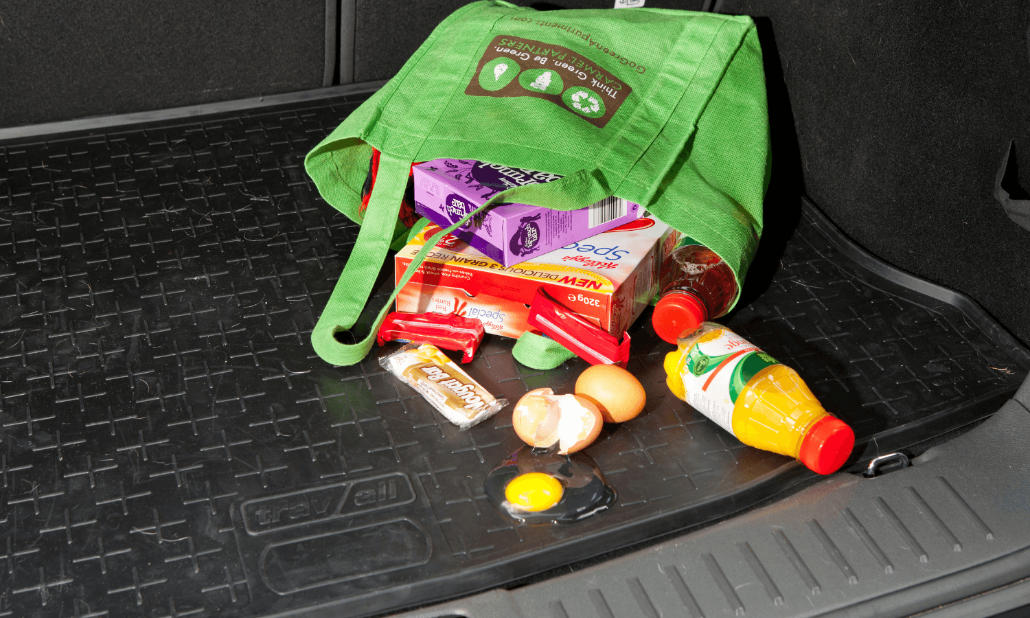 Wenn die Einkäufe im Auto umgekippt und die Eier zerbrochen sind, können sie ganz einfach von der Travall CargoMat Gummimatte für den Kofferraum gewischt werden. © Travall