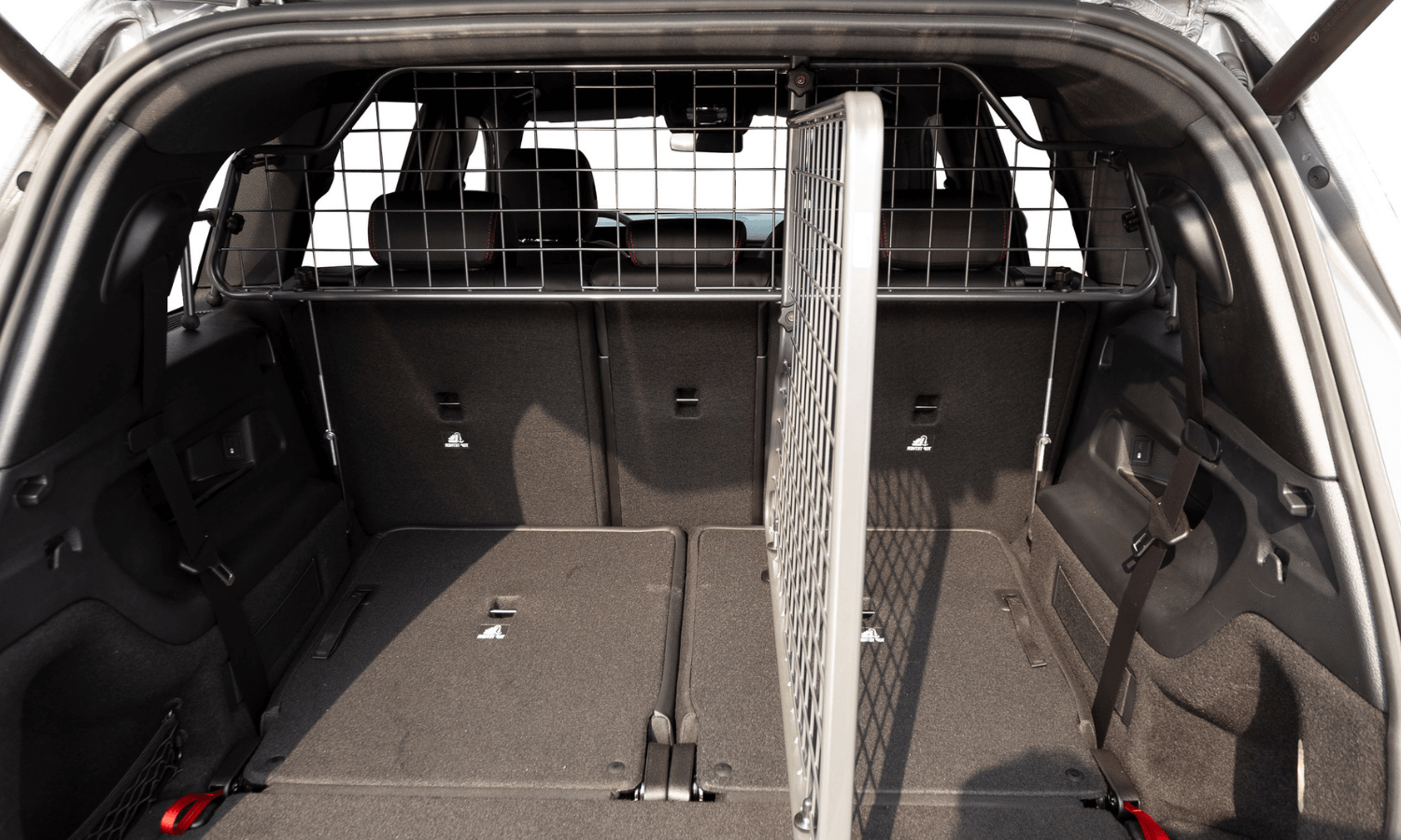 Um den Travall Divider Kofferraumteiler im Mercedes GLB zu befestigen, muss man die dritte Sitzreihe umklappen. © Travall