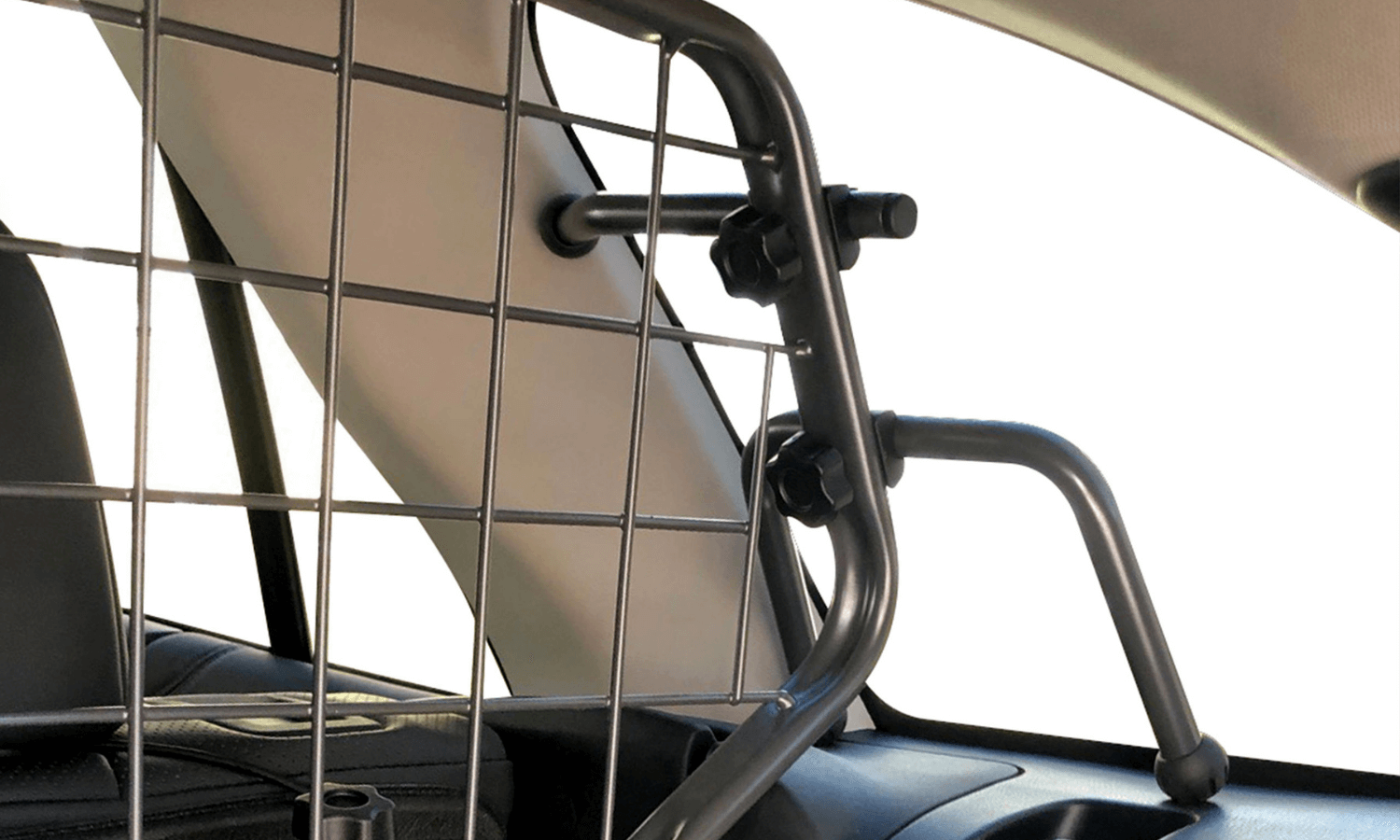 Im Gegensatz zu einem Universalgitter hat das Travall Guard Trenngitter für das Auto eine besonders langlebige Pulverbeschichtung. © Travall