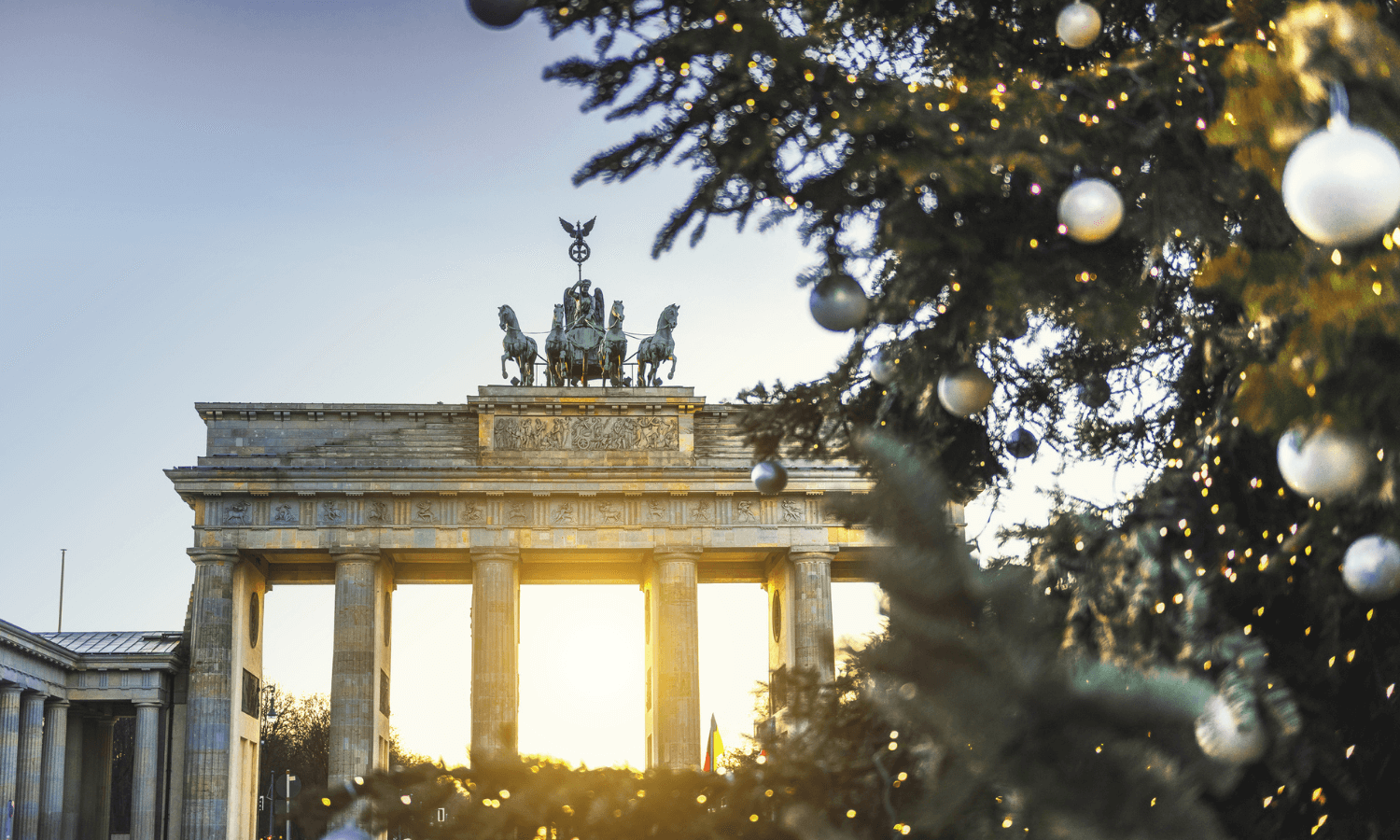 Vor dem Brandenburger Tor in Berlin steht zu Weihnachten eine große, festlich geschmückte Tanne. © iStock.com