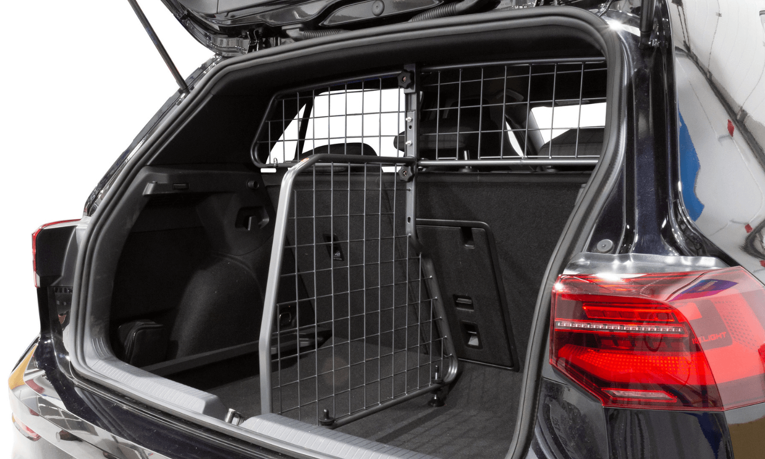 Das Travall Guard Hundegitter für Volkswagen Golf 8 kann im Heck zusammen mit einem Kofferraumteiler, der zwei Bereiche schafft, eingebaut werden. © Travall