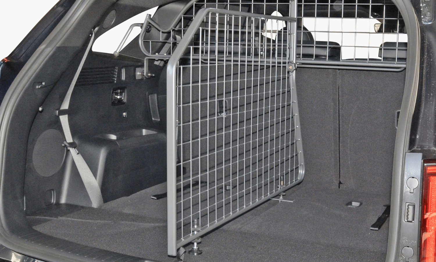 Im Kia Sorento mit sieben Sitzen kann man die dritte Sitzreihe umklappen und stattdessen ein Hundegitter und einen Kofferraumteiler einbauen, mit denen der Hund während der Fahrt gesichert wird. © Travall