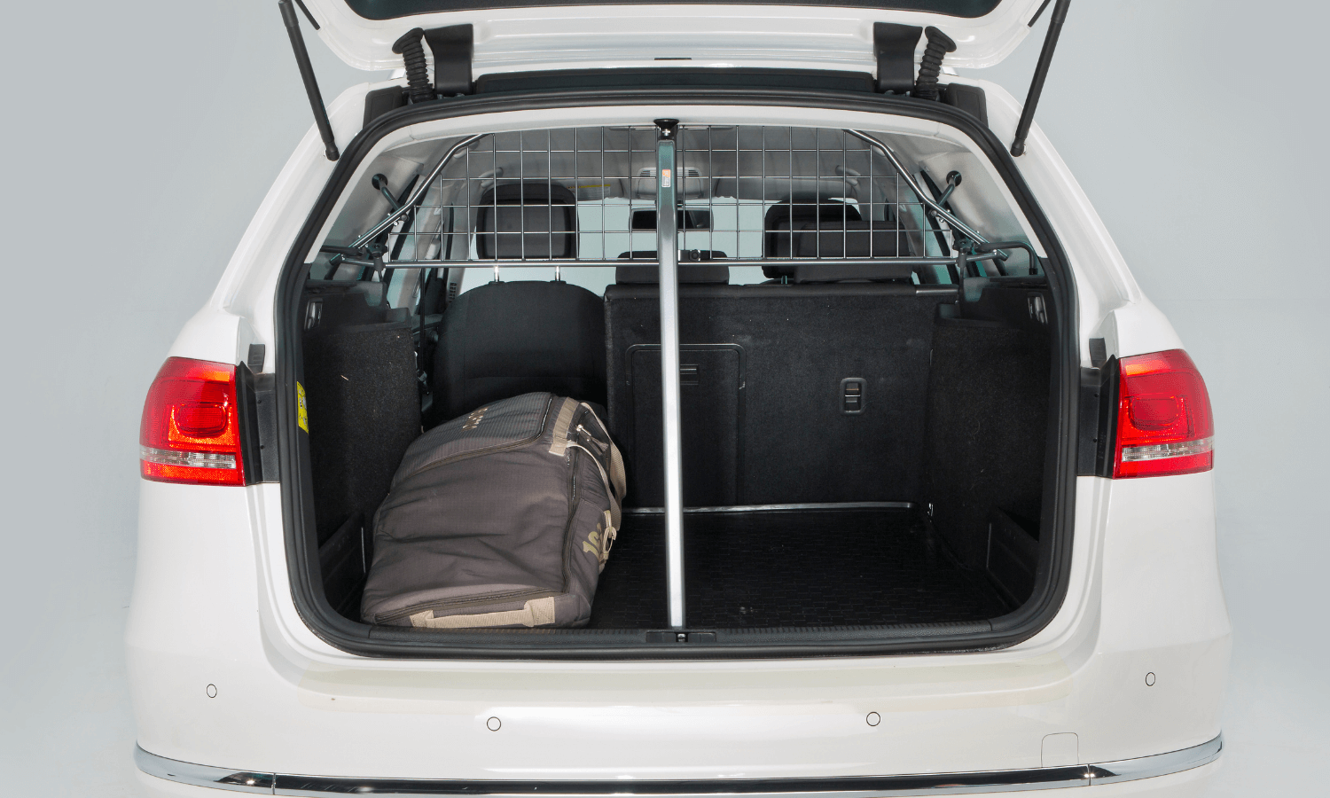 Wer im Winter eine Snowboardtasche im Auto transportiert, sollte ein Gepäckschutzgitter nutzen, unter dem man durchladen kann. © Travall