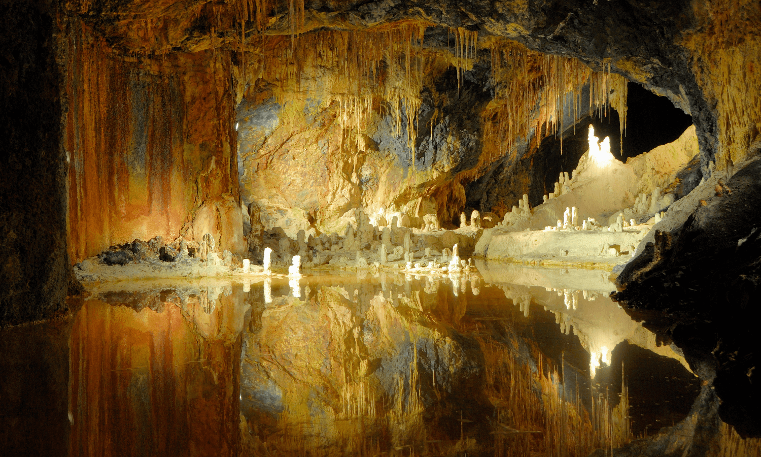 Die Saalfelder Feengrotte ist eine der schönsten Höhlen in Deutschland, denn die Tropfsteine leuchten in schillernden Farben. © iStock.com