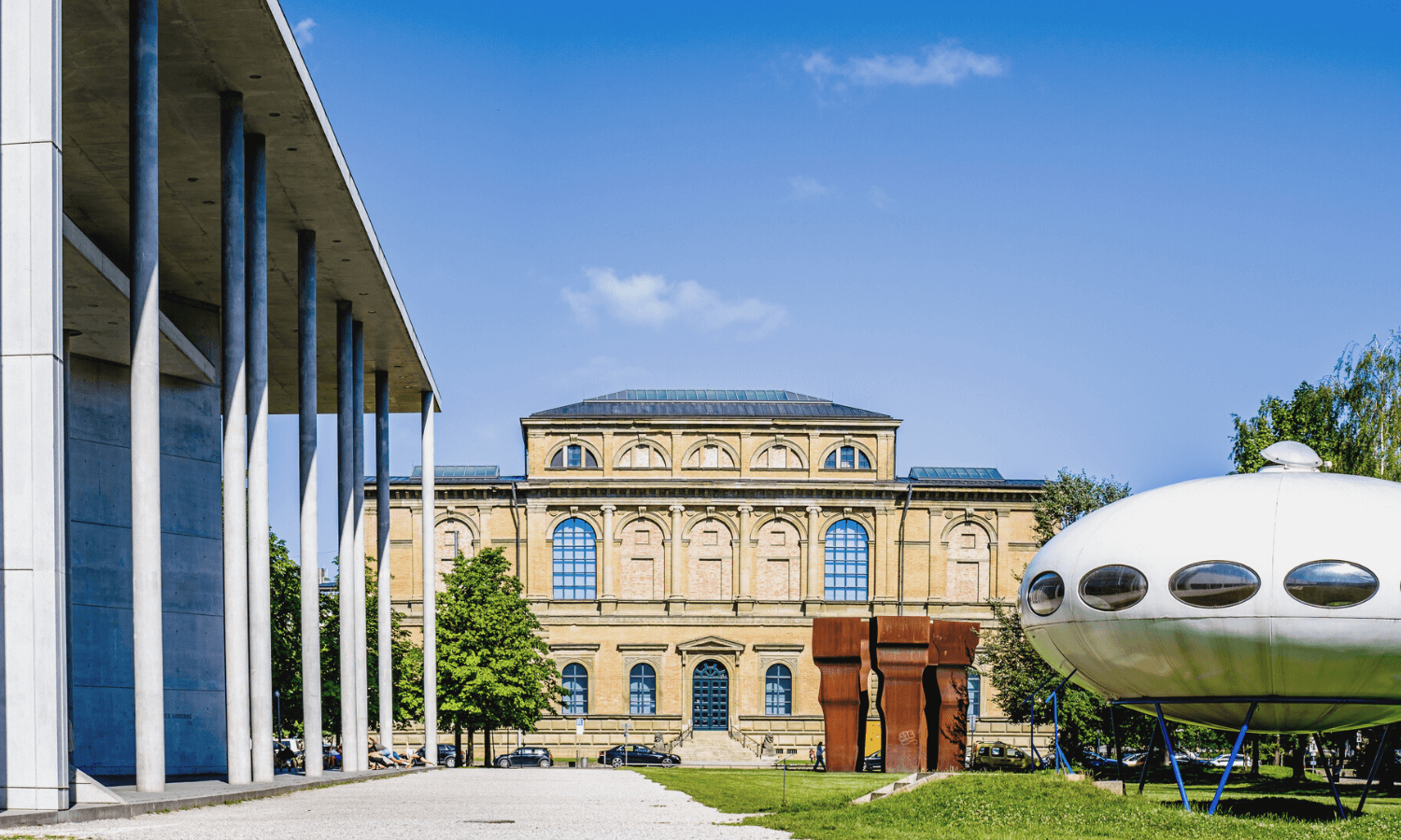 Wer einen Städtetrip nach München macht, der sollte unbedingt die Alte und Neue Pinakothek besuchen. Auf dem Foto sieht man die beeindruckenden Gebäude der beiden Kunstmuseen. © iStock.com