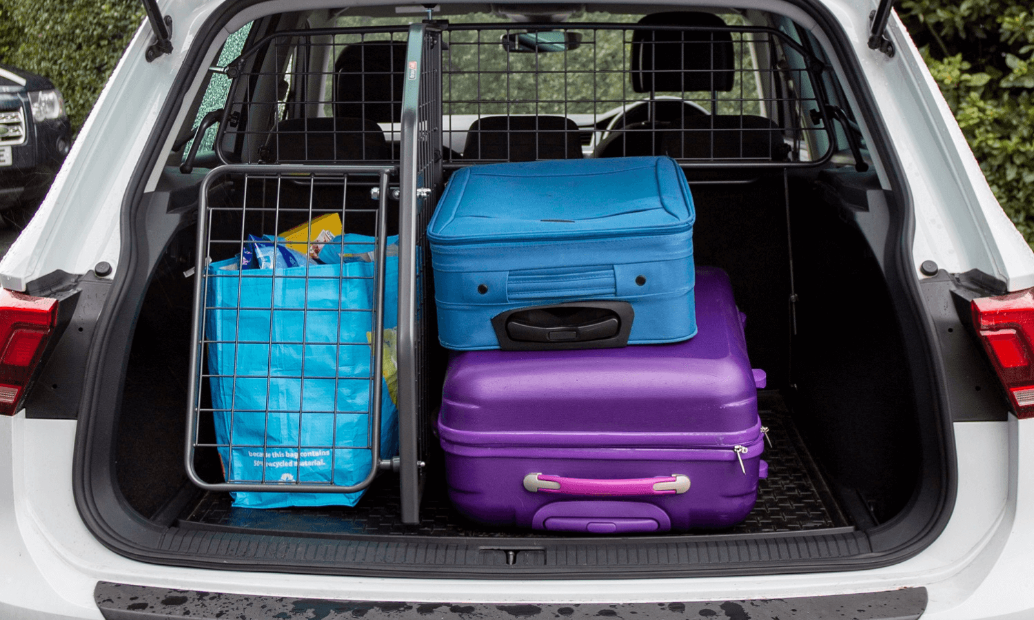 Im Auto befinden sich Koffer und Taschen für eine Reise im November. Das Gepäck ist mit Travall Hundegittern und Trenngittern gesichert. © Travall