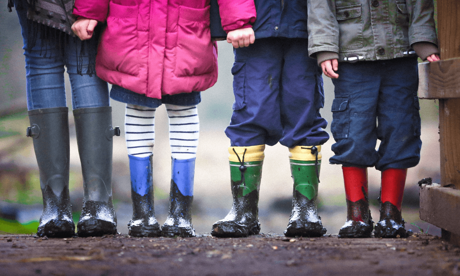 Für Wanderungen mit Kindern braucht man kleine speziellen Stiefel kaufen. Für kurze Strecken reichen Gummistiefel, wie sie auf dem Foto zu sehen sind. © Unsplash.com