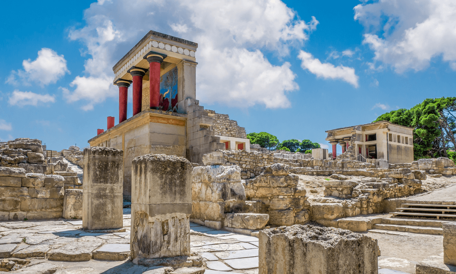 Wenn man im Oktober oder November nach Kreta reist, kann man neben Stränden auch kulturelle Highlights genießen. Auf dem Foto sieht man die Ruinen des Palastes von Knossos. © iStock.com