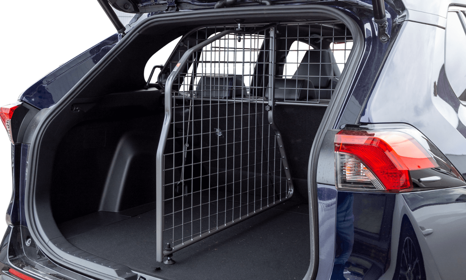 Auf dem Bild sind Hundegitter und Trenngitter für Toyota RAV4 zu sehen. Die Gitter sind im Kofferraum verbaut. © Travall