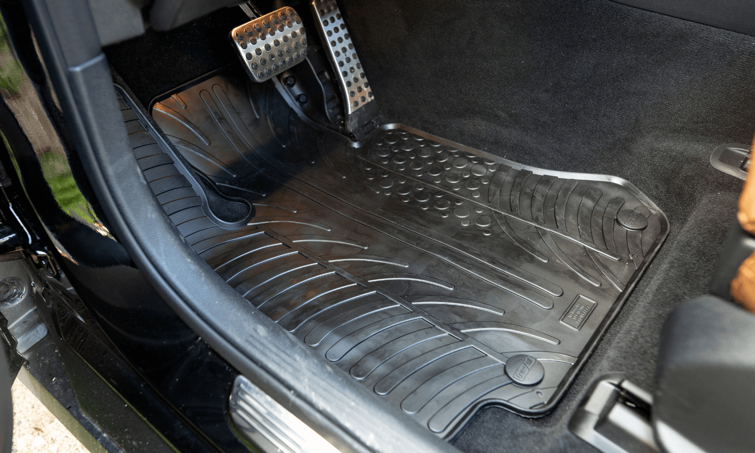 Von November bis März empfehlen wir, Gummifußmatten beziehungsweise Allwettermatten für das Auto zu verwenden. Auf dem Foto sieht man die Travall Mats für Mercedes. © Travall