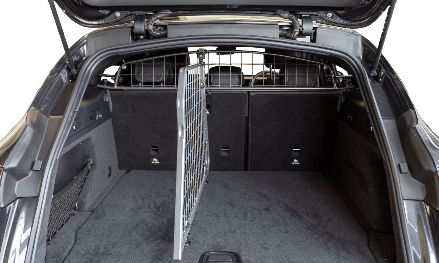 Auf dem Foto sieht man den Travall Guard Hundegitter und Travall Divider Kofferraumteiler für Mercedes EQC. Die Trenngitter sichern Hunde im Auto. © Travall