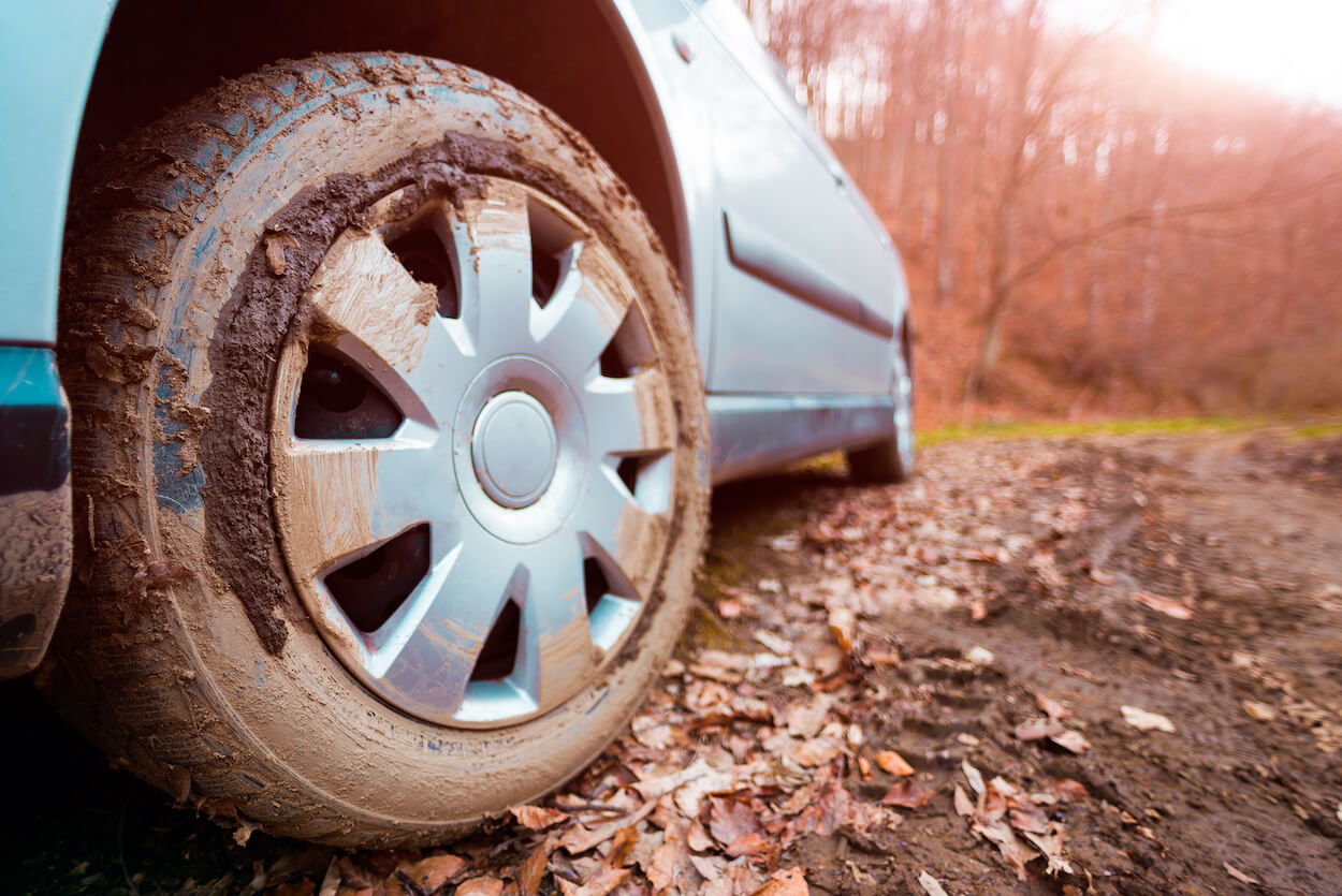 8 tips so you know what to do if your car gets stuck in mud