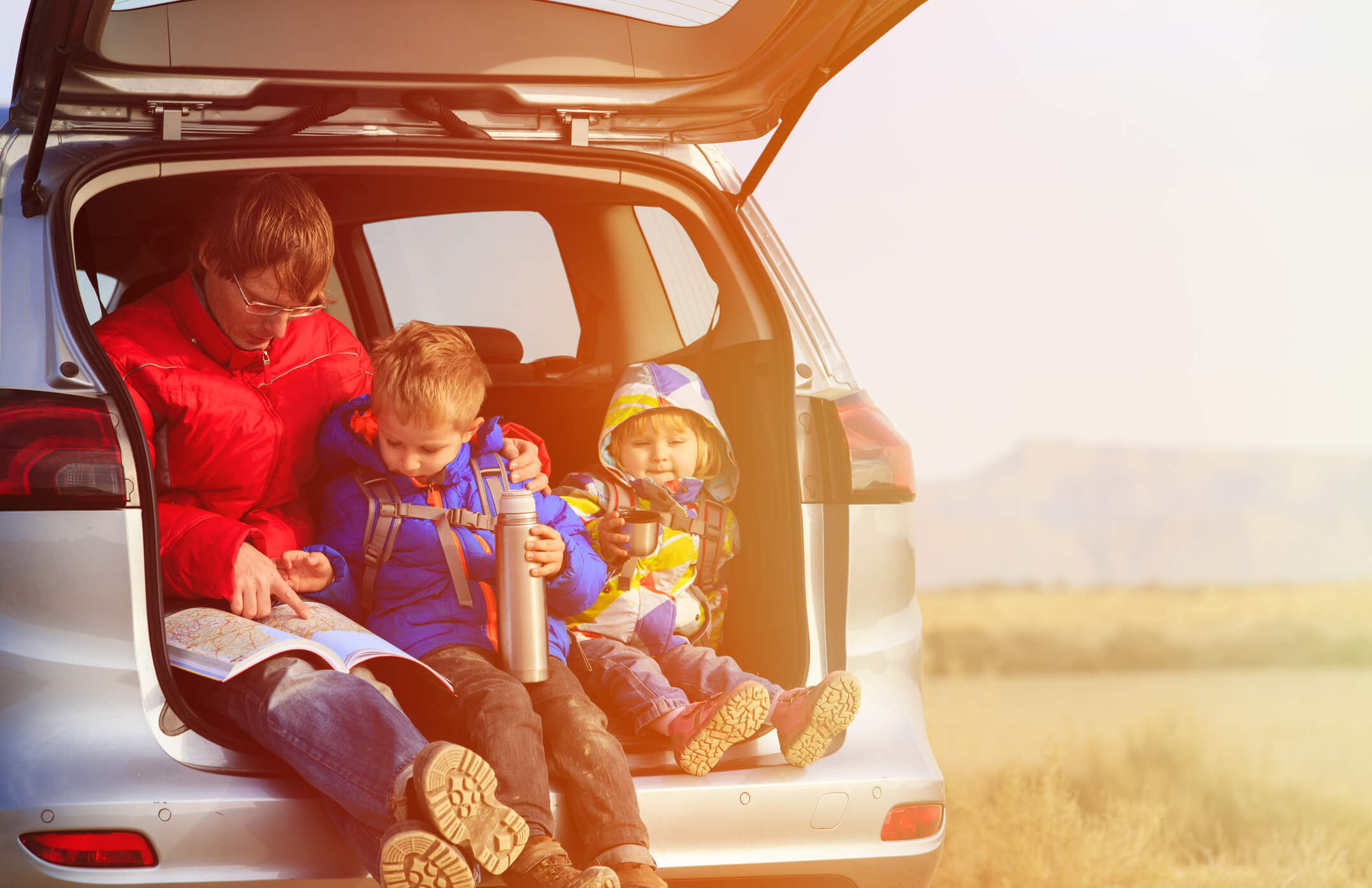 Поездка сюрприз. Путешествие на автомобиле. Машина для путешествий семьей. Путешествие с детьми. Семья с автомобилем.